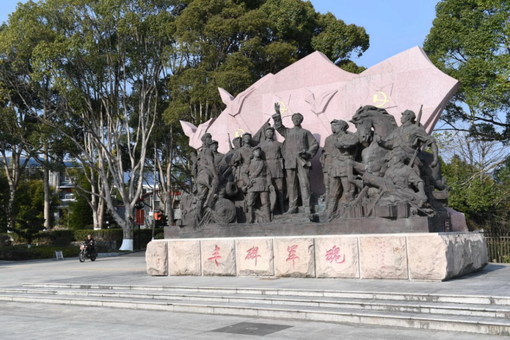古田會議紀(jì)念館前的“豐碑軍魂”雕塑群（ 2021年1月25日攝）。新華社記者林善傳攝